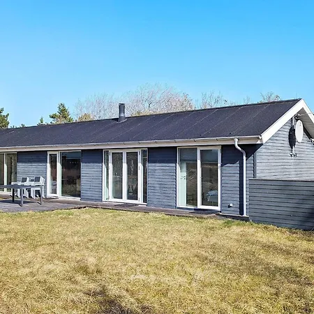 Four-bedroom In 4 Holiday home
